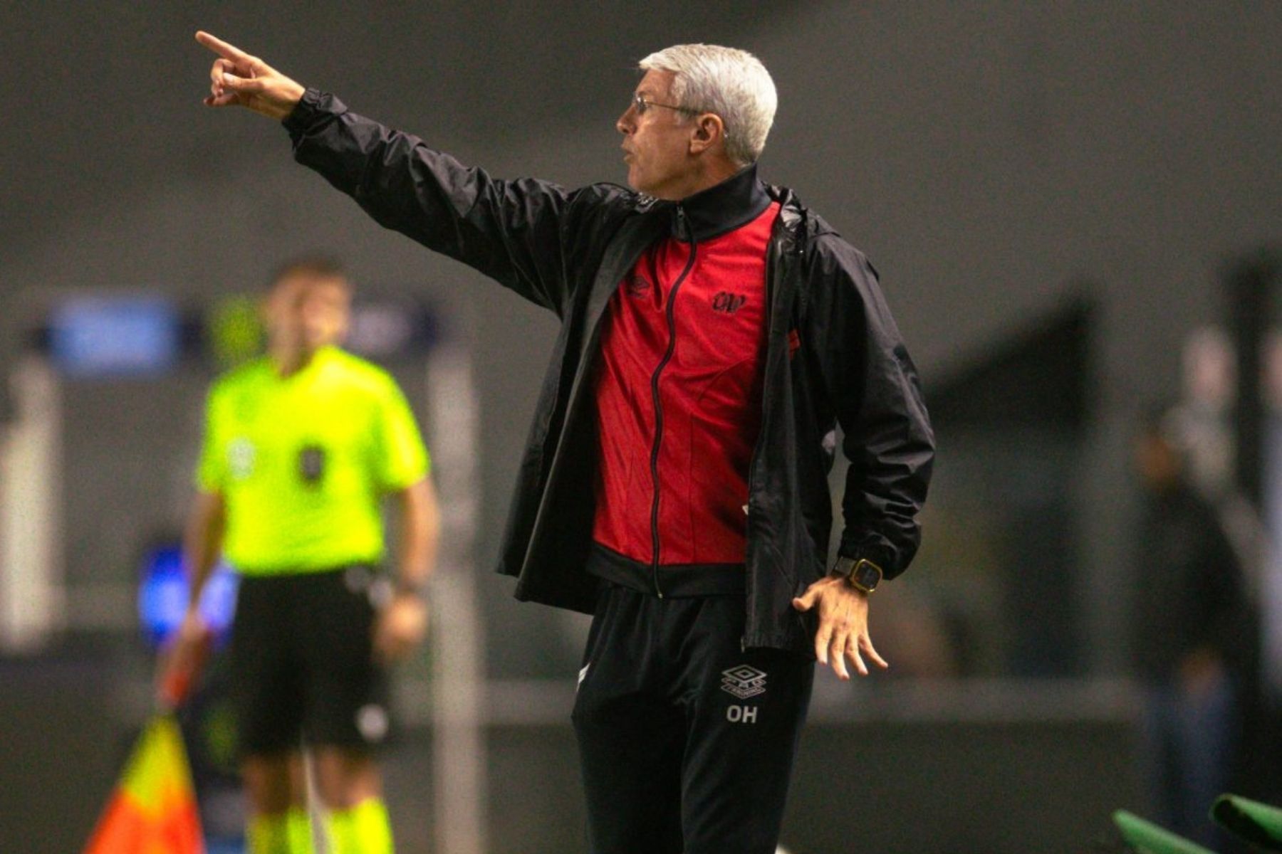 Odair, do Athletico-PR, dispara contra críticas a Santos: 'Jogar a história fora?'