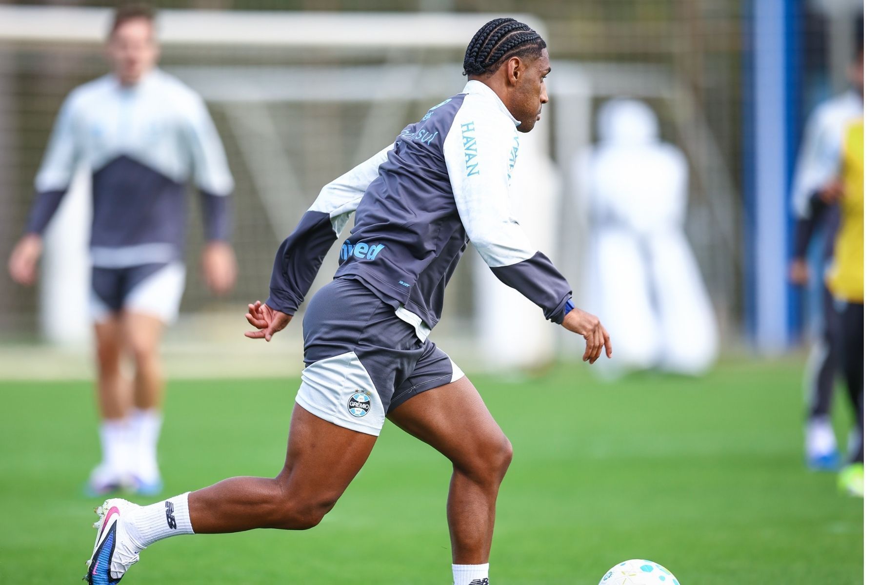 De olho no Atlético, Grêmio se reapresenta com retorno de atacante