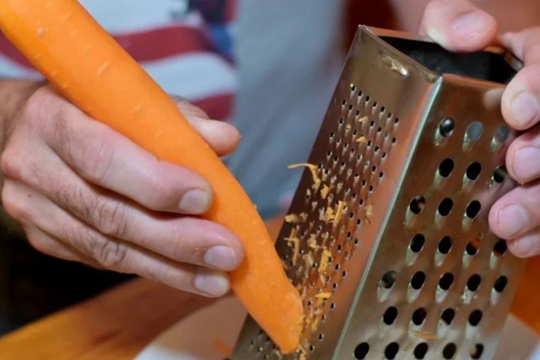 Como afiar um ralador de metal de cozinha com um truque caseiro rápido e eficaz