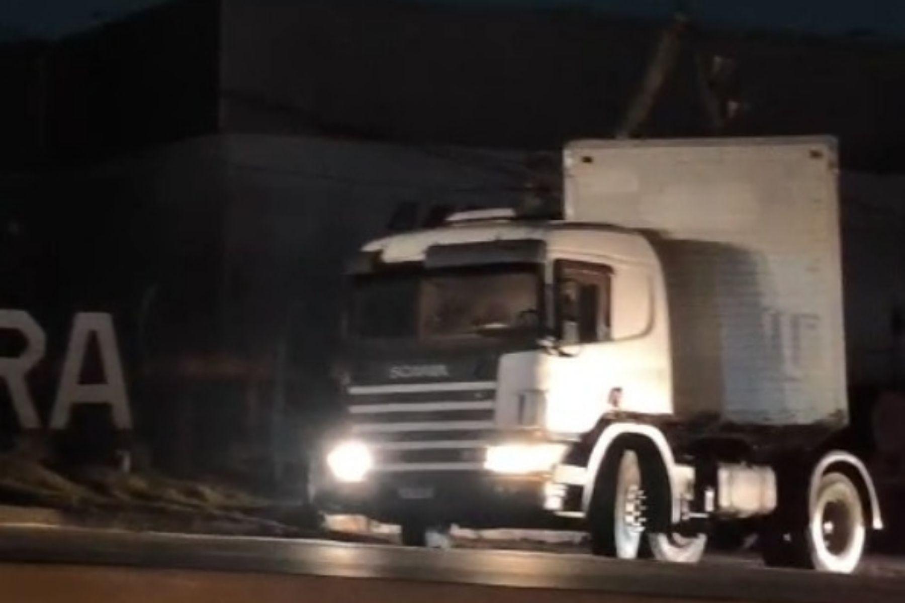 Carreta atinge fiação, quebra poste de energia e Anel Rodoviário é interditado, em BH