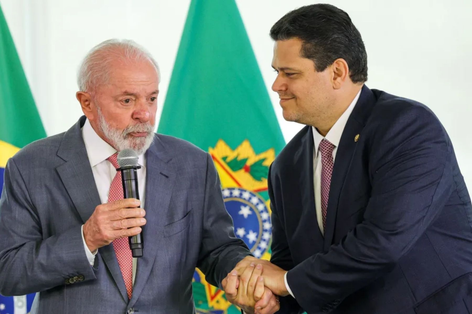 Lula e Alcolumbre selam reaproximação em visita a área de petróleo no Amapá