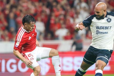 Bernabei, do Inter, e Zé Welison, do Remo • Ricardo Duarte / Internacional