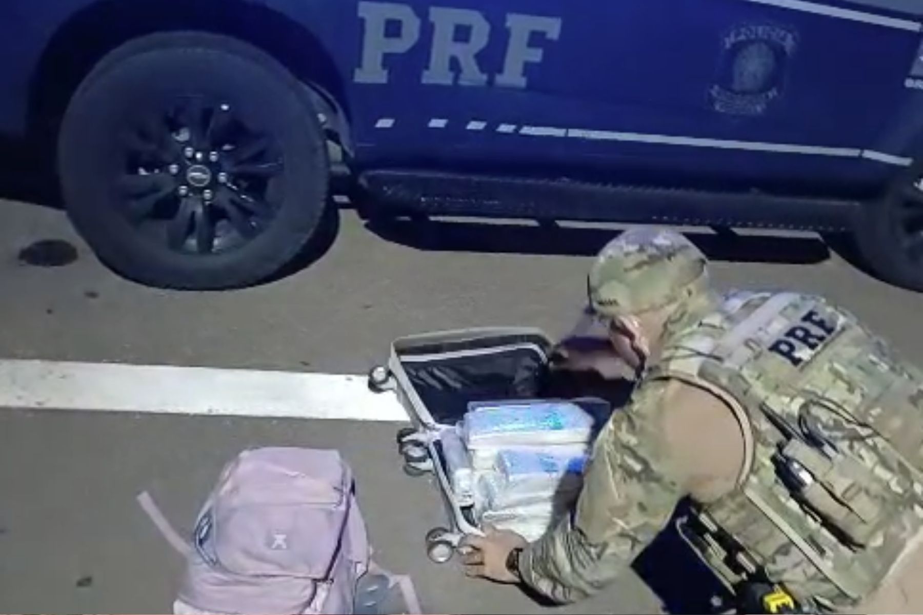 Mulher que viajava de carona em carro de casal é presa com 20 quilos de maconha em mala em MG