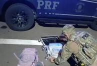 Mulher que viajava de carona em carro de casal é presa com 20 quilos de maconha em mala em MG