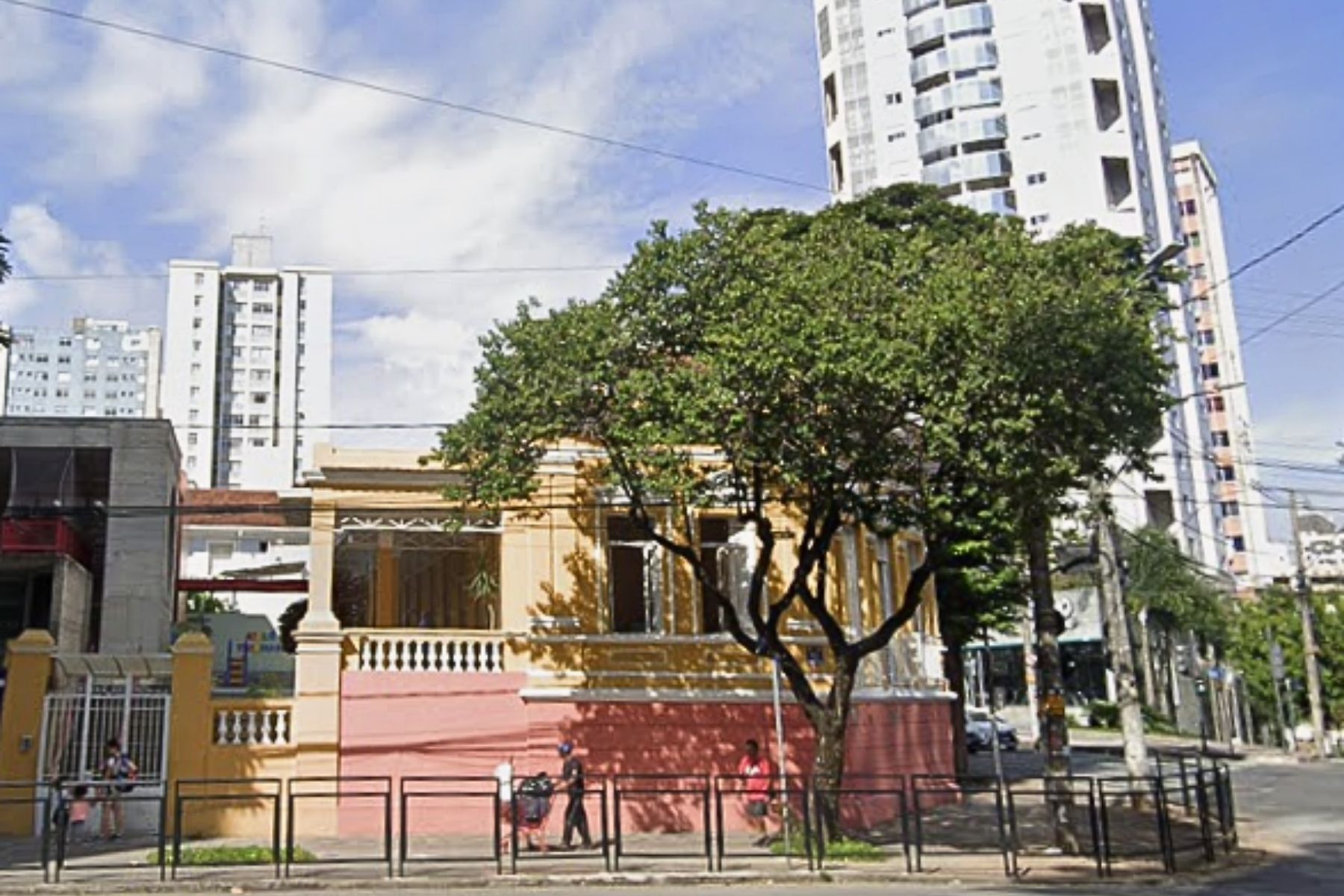 Pais denunciam suspensão de atividades na biblioteca de EMEI Timbiras, em BH: 'Indignado'