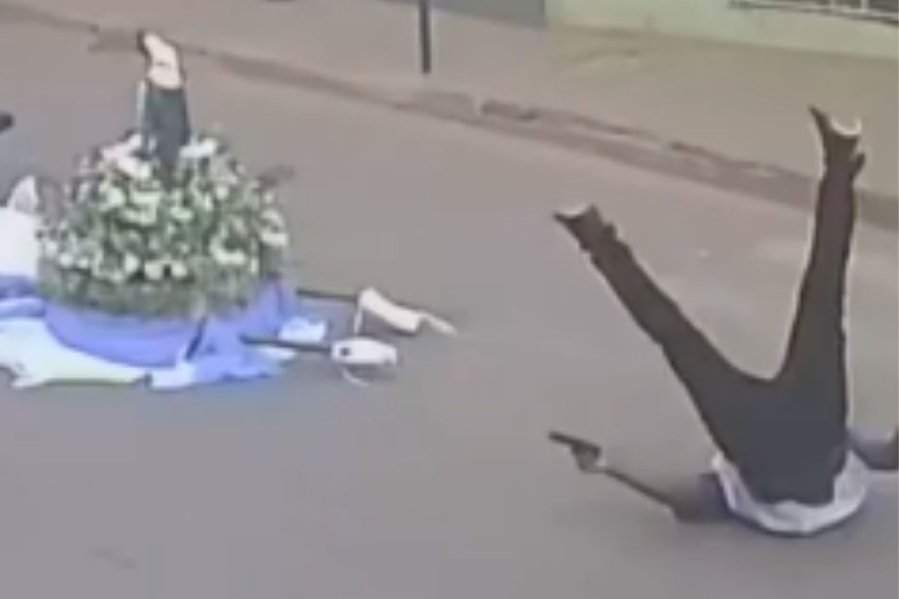 Homem e imagem de Santa Maria Eterna caem de carroceria de caminhonete no interior de MG