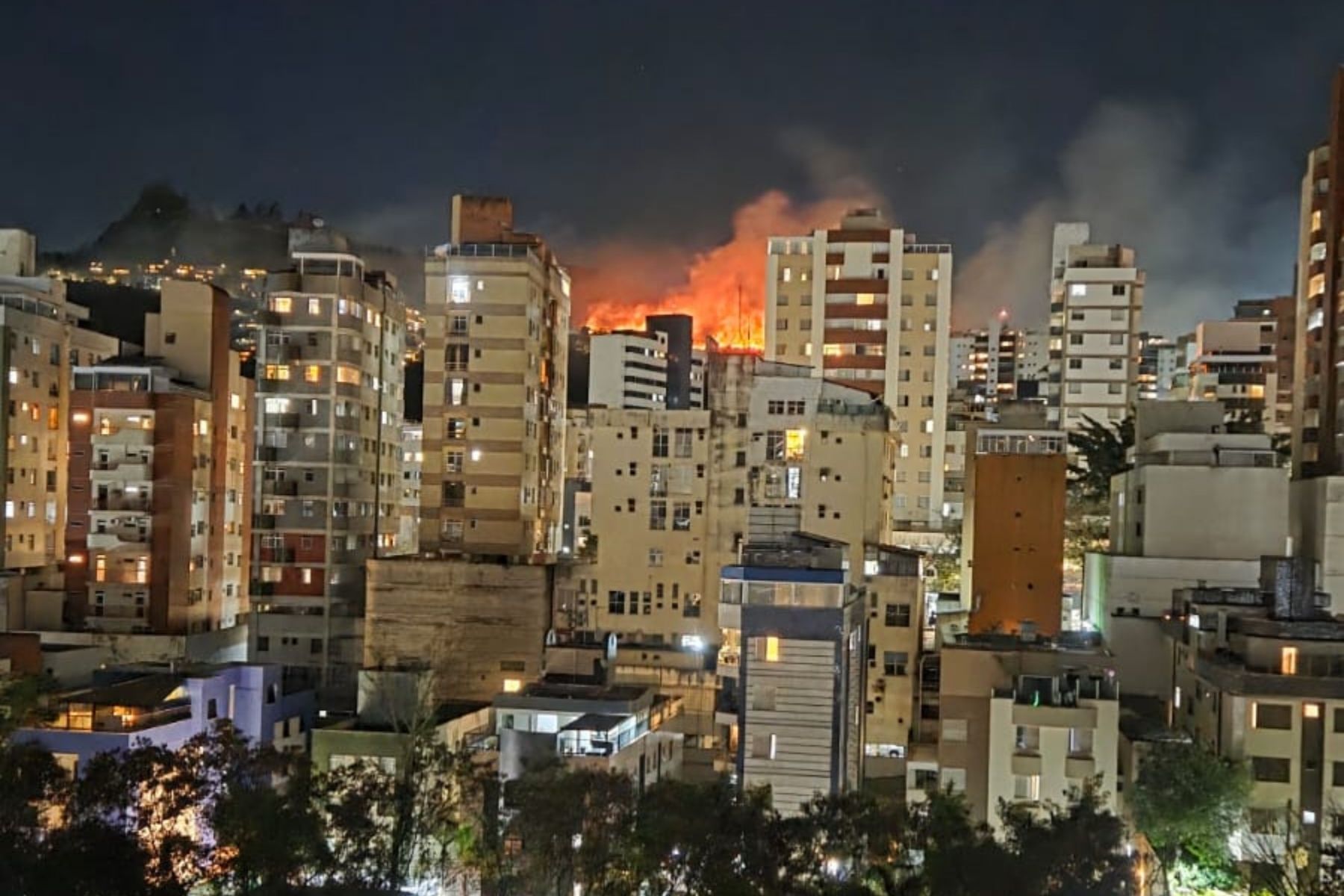 Incêndio atinge o bairro Buritis e assusta moradores da Região Oeste de BH