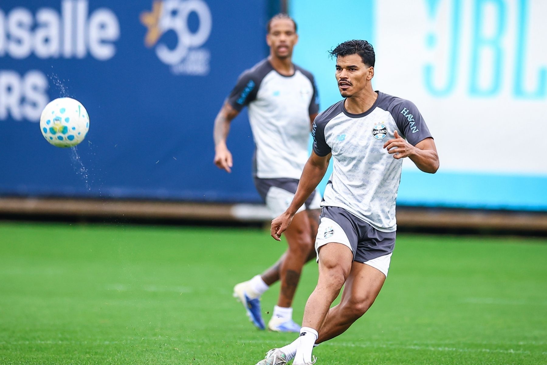 Reforço do Grêmio aparece no BID e pode estrear contra o RB Bragantino