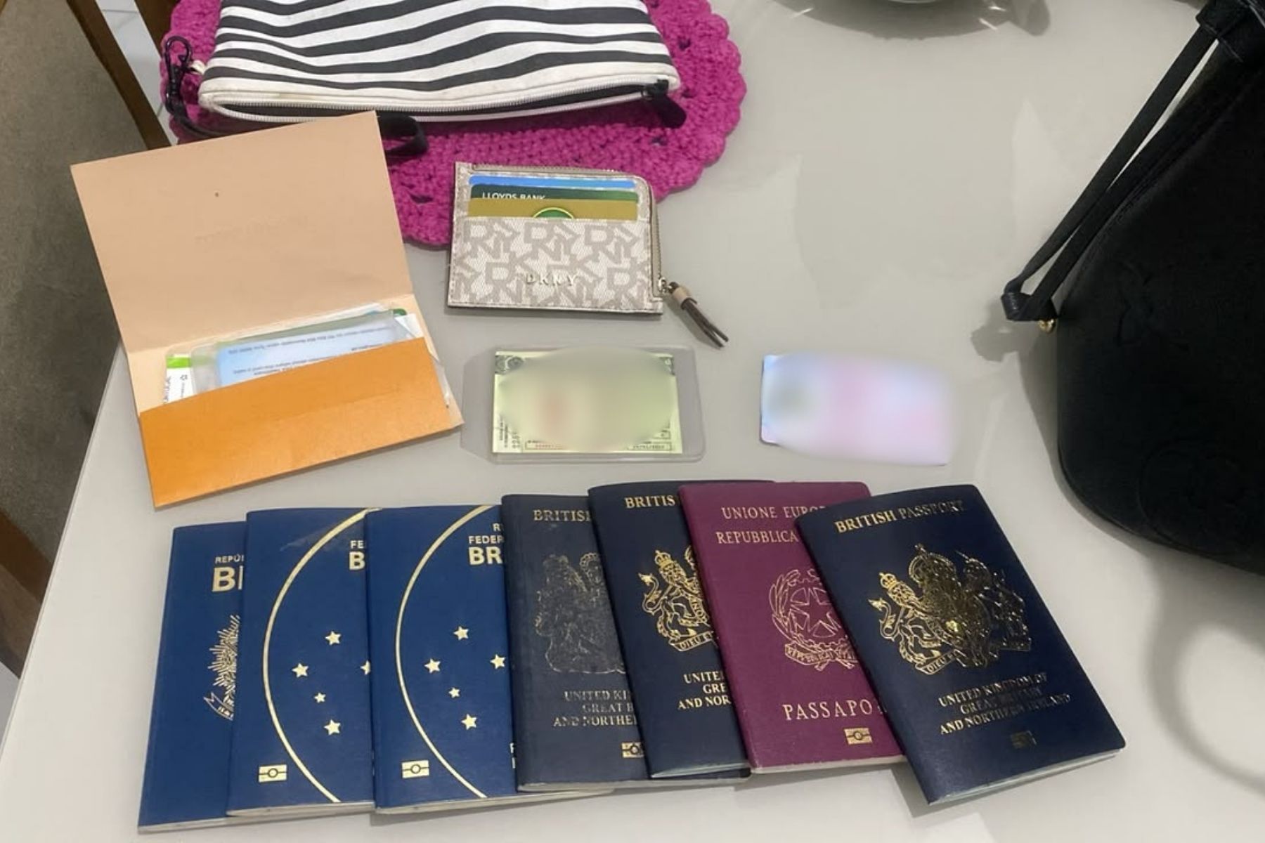 Passaportes de família vinda da Inglaterra que teve carro arrombado em BH são encontrados