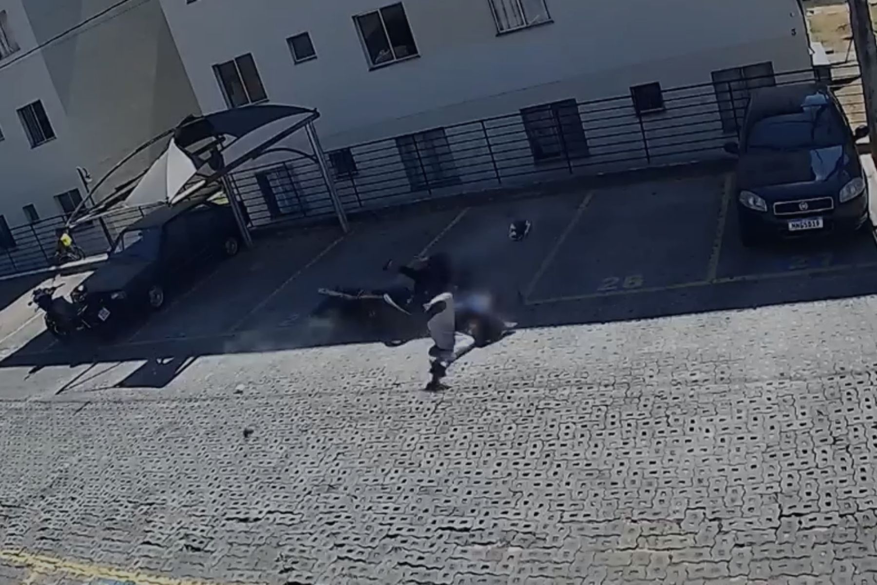 Homem é atropelado e agredido por motociclista após discussão por cão em condomínio em MG
