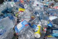 Mãe ergue casa com 7 toneladas de plástico reciclado após ficar sem dinheiro