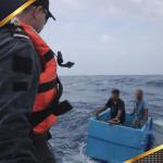 Vídeo: pescadores passam 5 dias à deriva no mar em caixa térmica; veja o resgate