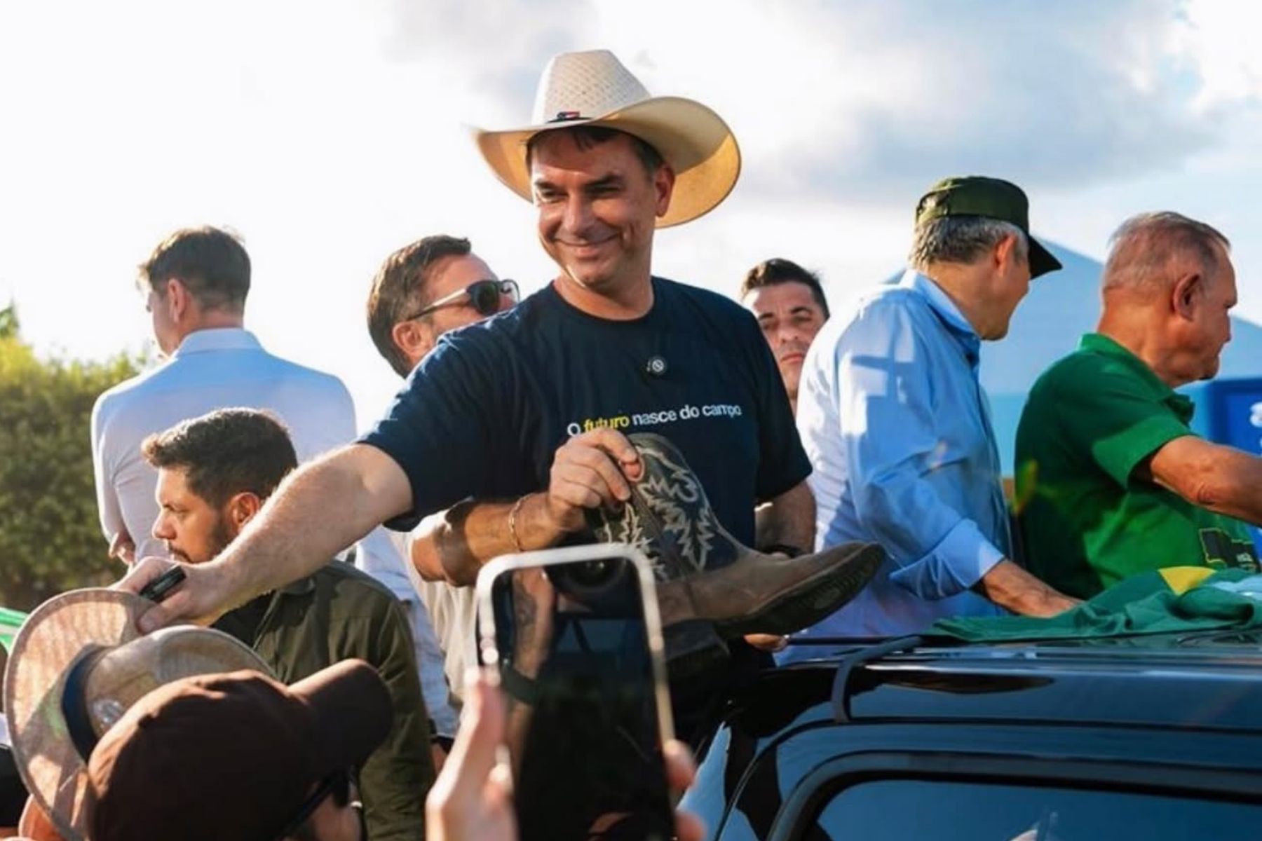 Flávio Bolsonaro repete estratégia do pai e vai a Barretos em busca de força no agro