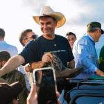 Flávio Bolsonaro repete estratégia do pai e vai a Barretos em busca de força no agro