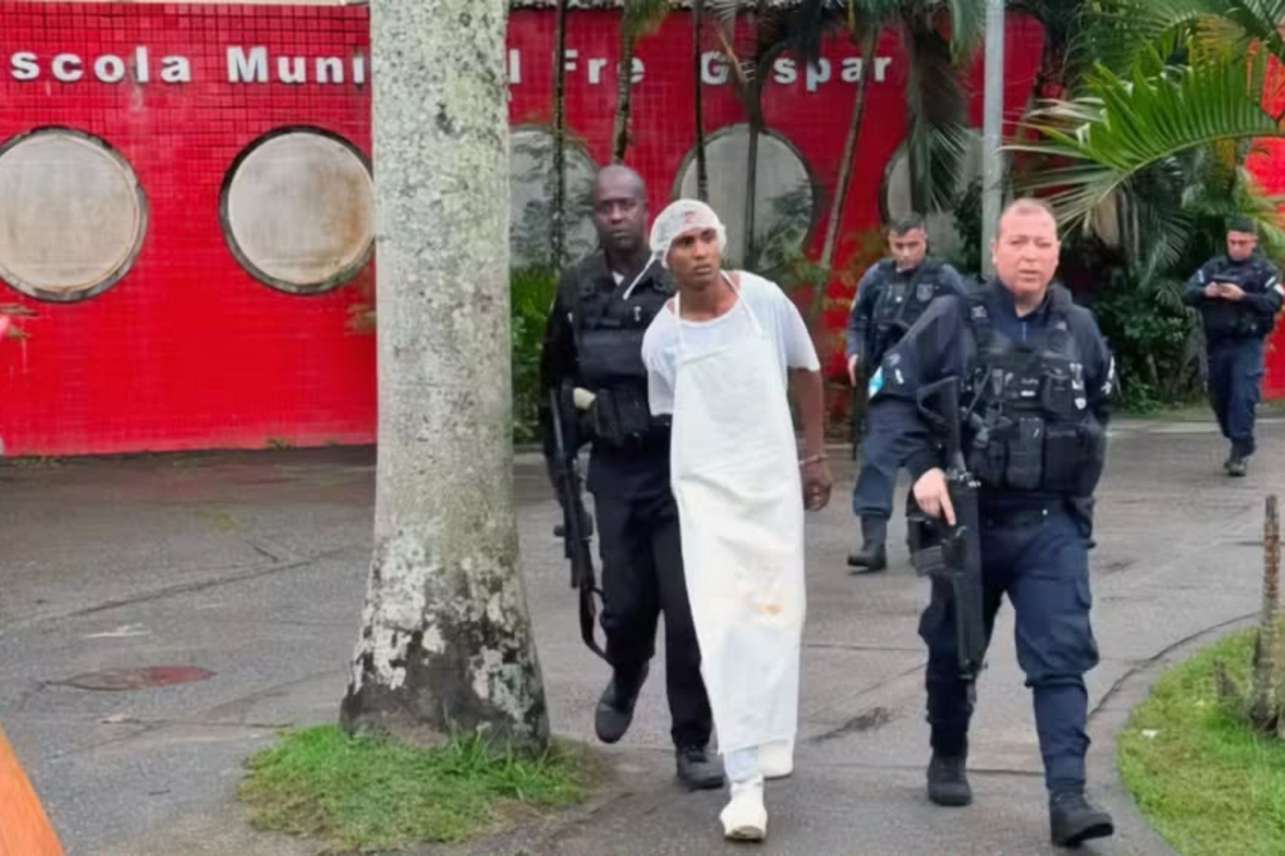 Homem que fugia da polícia finge ser merendeiro em escola e acaba preso no Rio