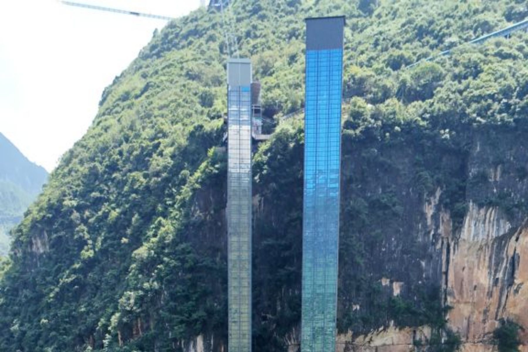 Um elevador que sobe 288 metros em 50 segundos mudou a vida escolar de crianças na China