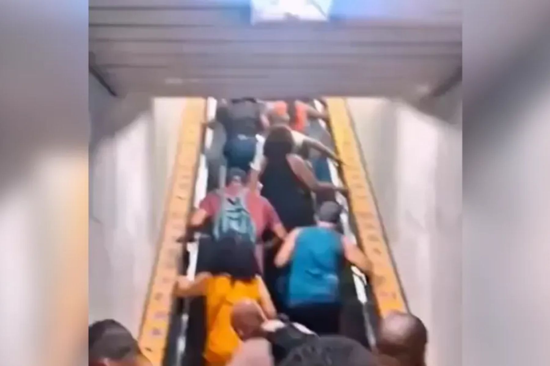 Escada rolante inverte sentido e causa transtorno no Rio de Janeiro; veja vídeo