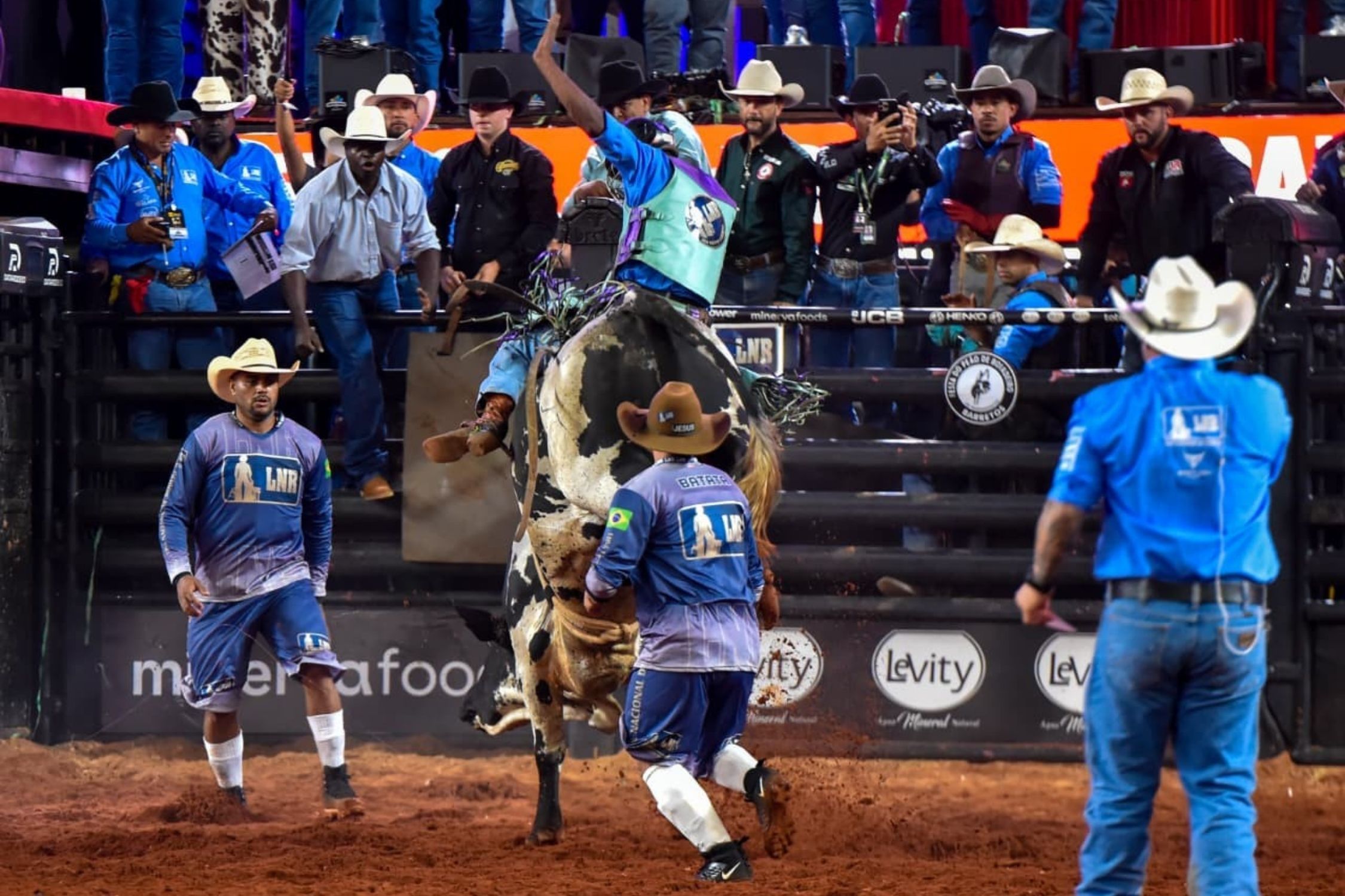 Liga Nacional de Rodeio abre montarias em touros na 71ª Festa do Peão de Barretos