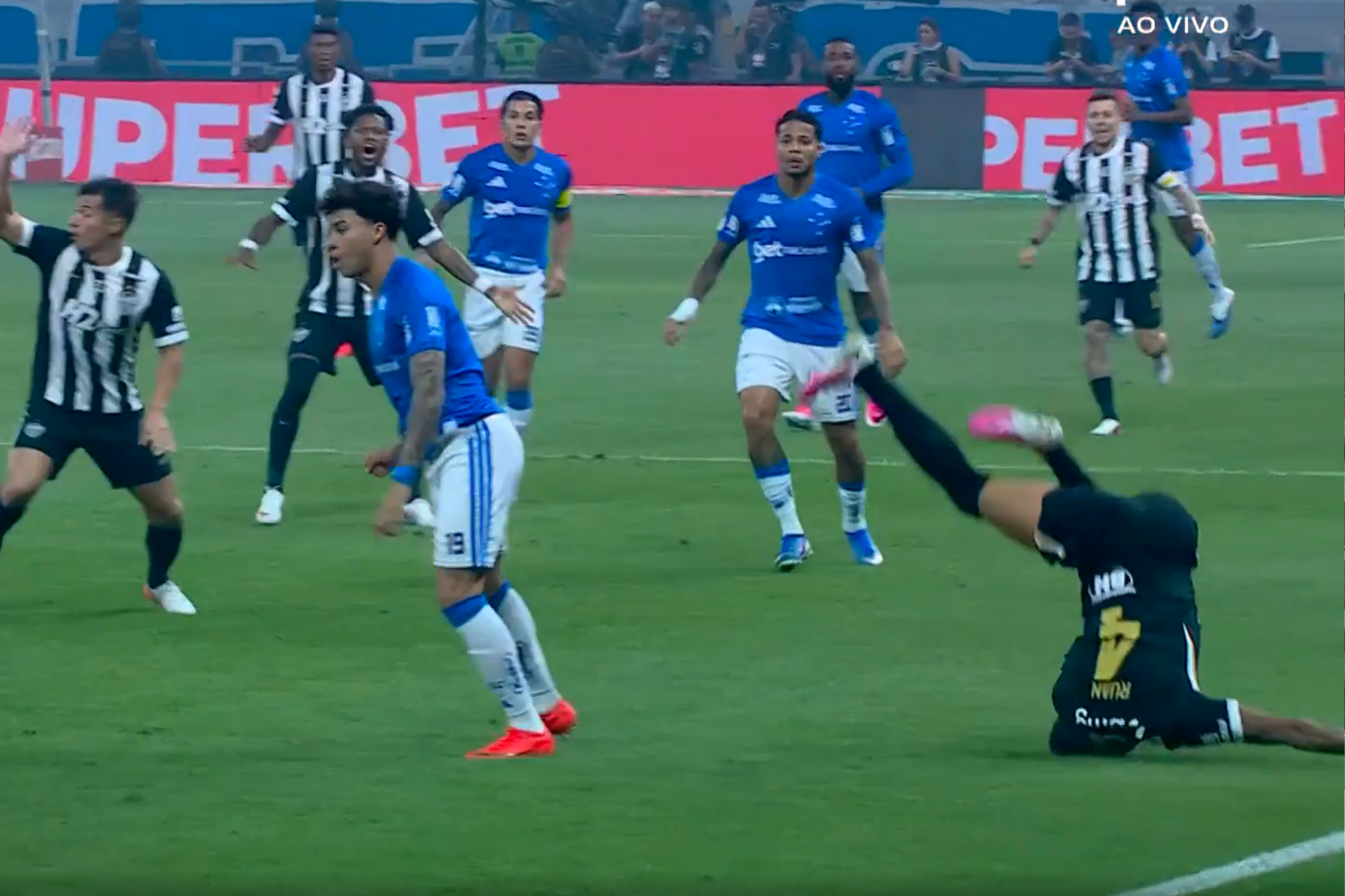Atlético: Ruan deixa Mineirão de ambulância e vai a hospital após falta de Kaio Jorge