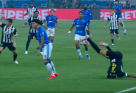 Atlético: Ruan deixa Mineirão de ambulância e vai a hospital após falta de Kaio Jorge