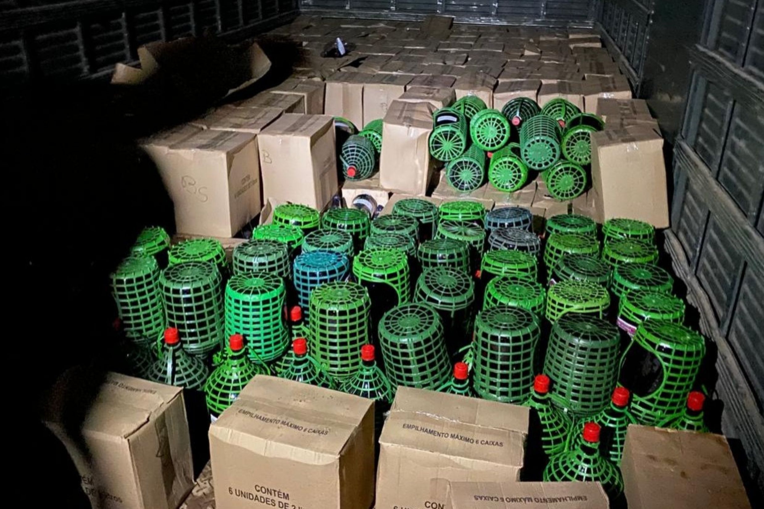 Fiscalização apreende mais de 14 mil litros de bebidas irregulares no Paraná