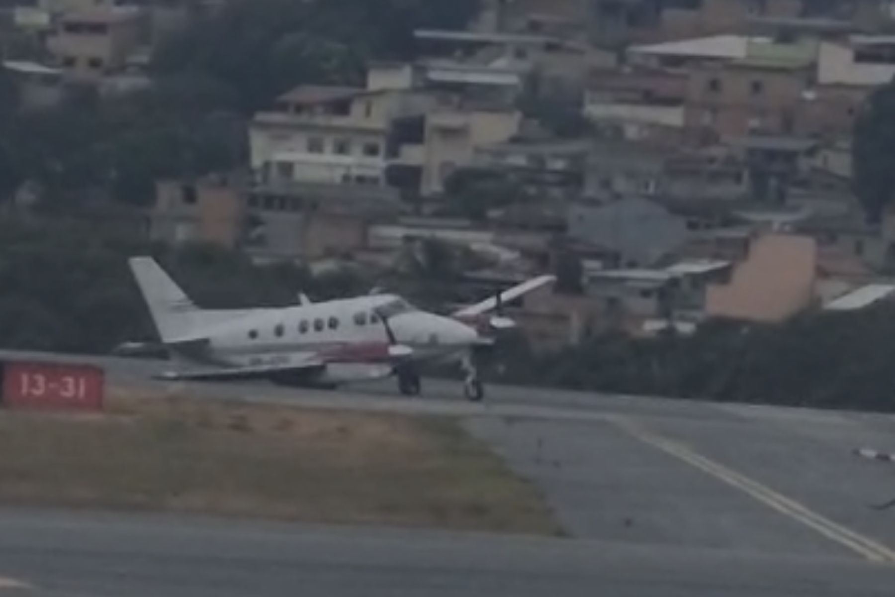 Aeroporto da Pampulha, em BH, fecha pista após aeronave tombar durante pouso; veja vídeo