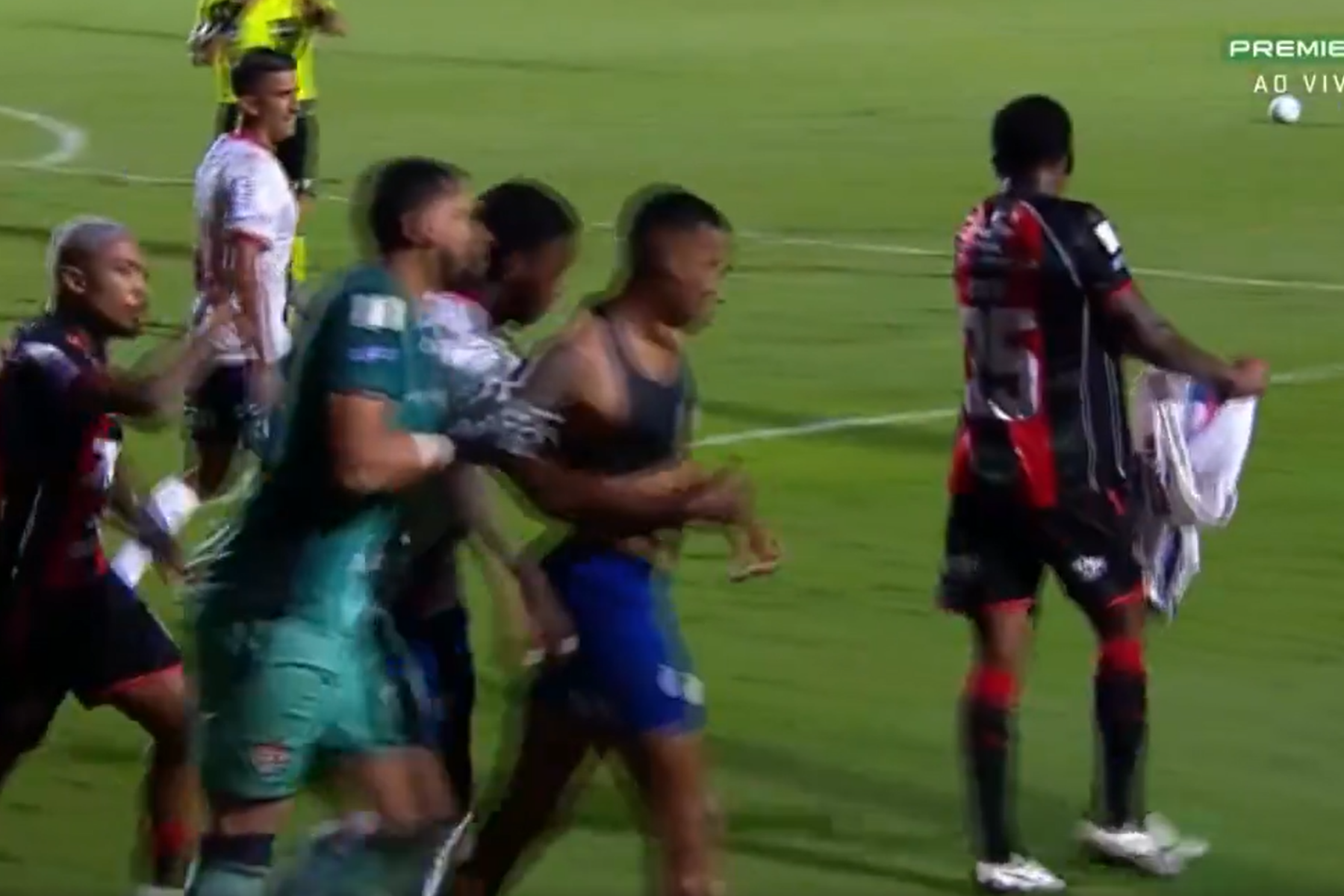 Vitória: Cacá recebe punição do STJD por tentar rasgar camisa do Bahia em clássico