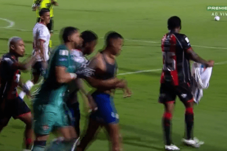 Cacá tentando rasgar a camisa de Jean Lucas
