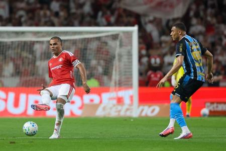 Gabriel Mercado, do Inter, e Carlos Vinicius, do Grêmio • Ricardo Duarte/Internacional