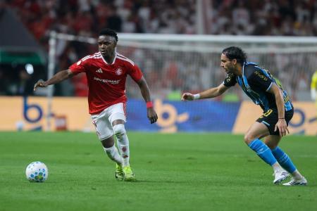 Carbonero, do Inter, e Krovinovic, do Grêmio • Ricardo Duarte/Internacional