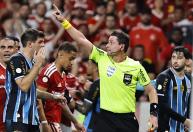 Súmula do GreNal: árbitro relata cobrança 'desrespeitosa' de Fabinho Soldado