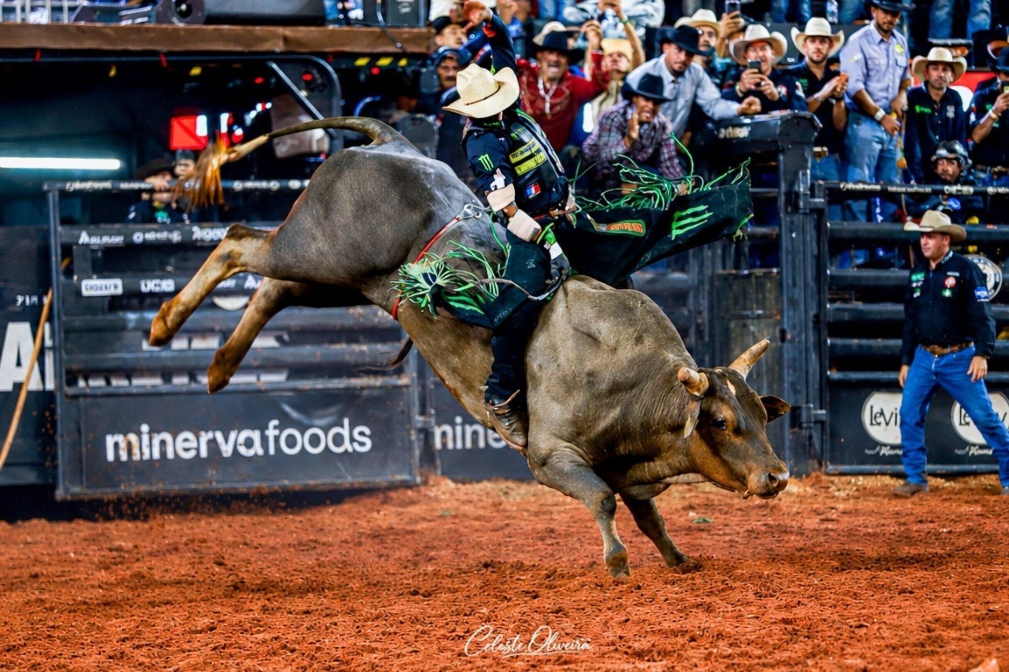 Campeão mundial, mineiro Cássio Dias brilha na abertura do rodeio em Barretos