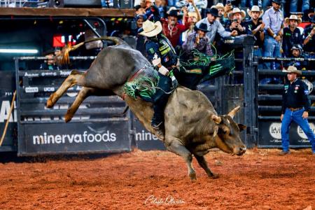 Campeão mundial, mineiro Cássio Dias brilha na abertura do rodeio em Barretos