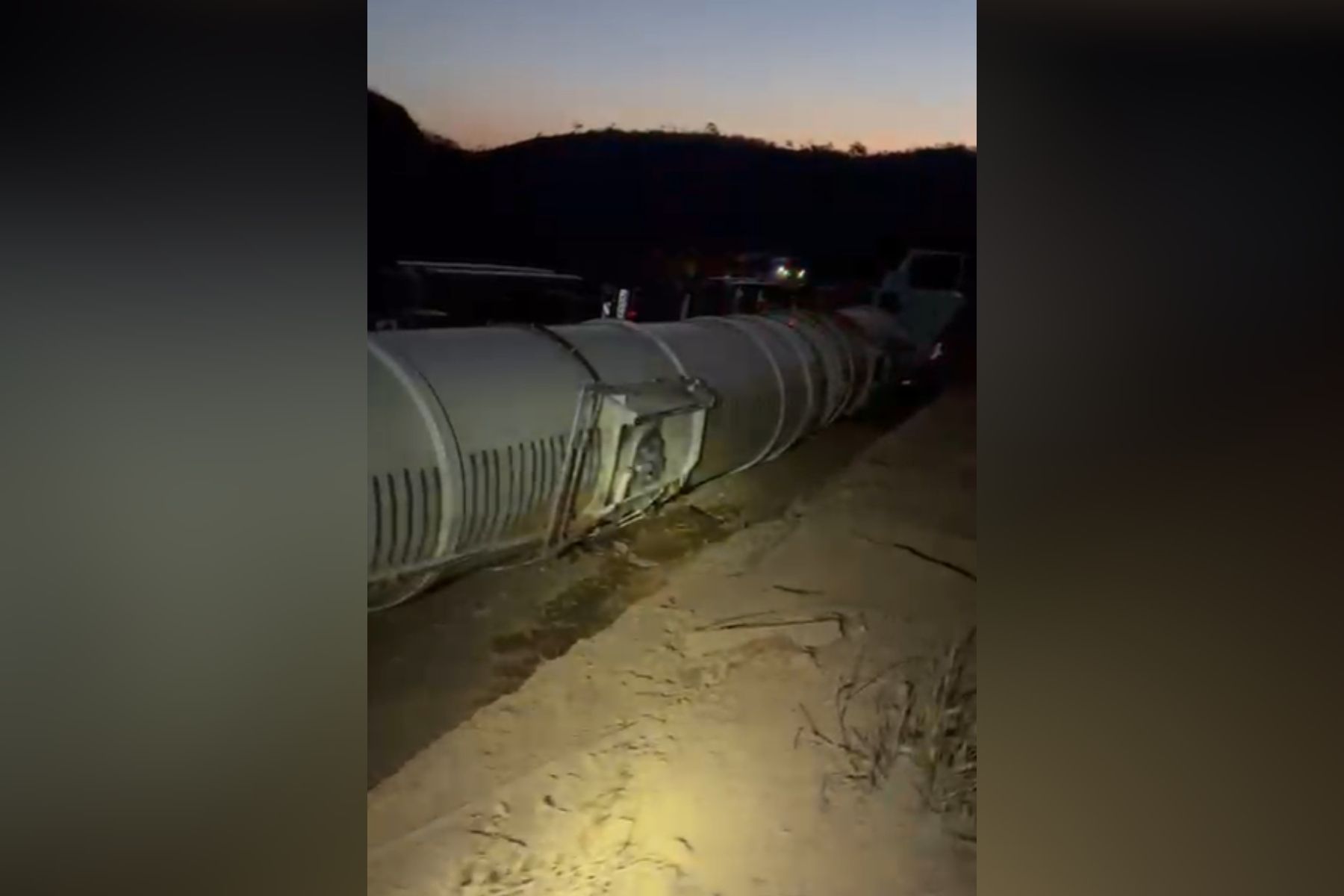 Carreta com 61 mil litros de etanol tomba e interdita rodovia em Teófilo Otoni; vídeo