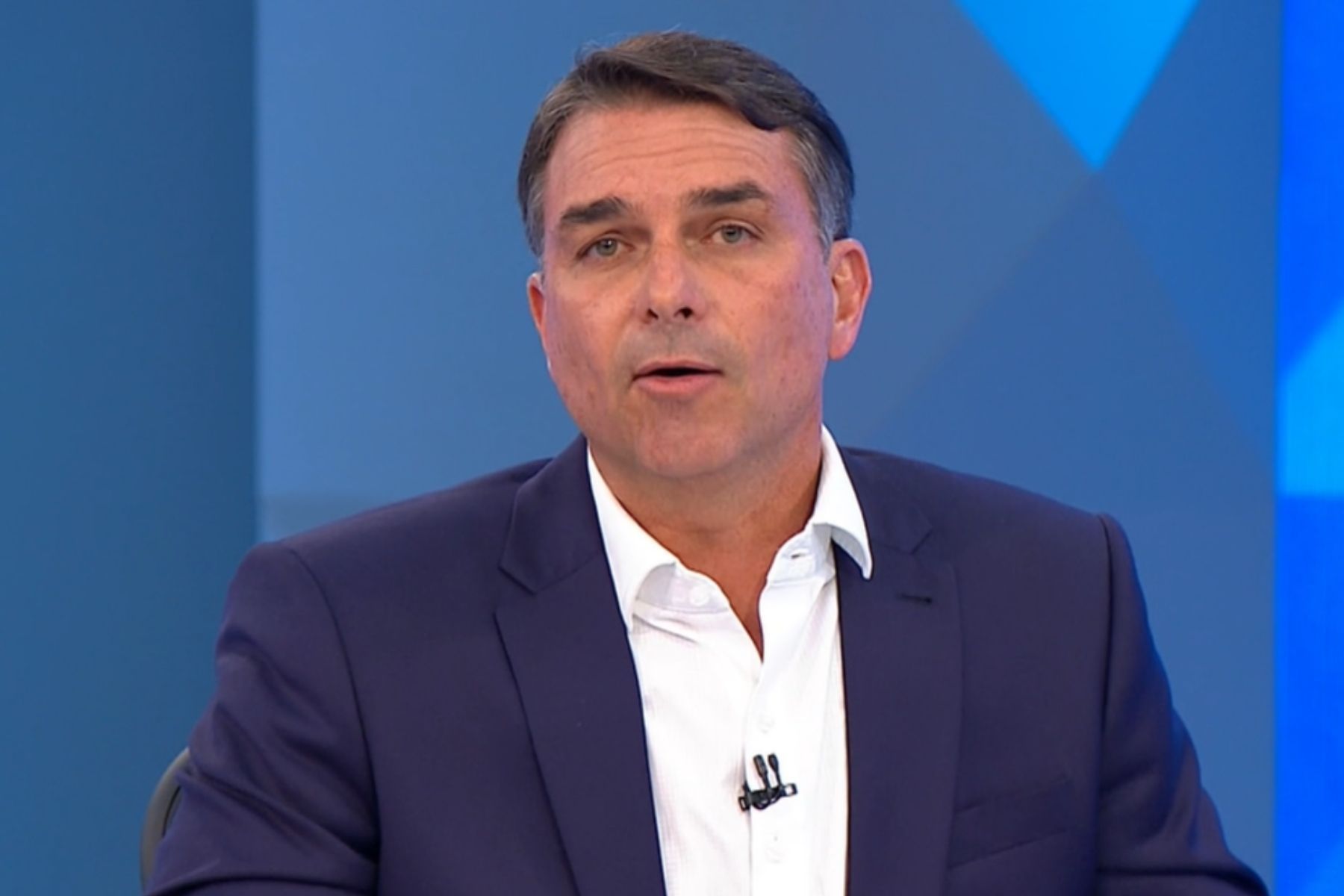 'Não farei economia com quem ganha salário mínimo', afirma Flávio Bolsonaro