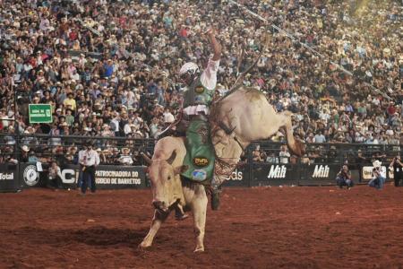 Paranaense Assyrio domina a arena e é campeão do 33º Barretos International Rodeo