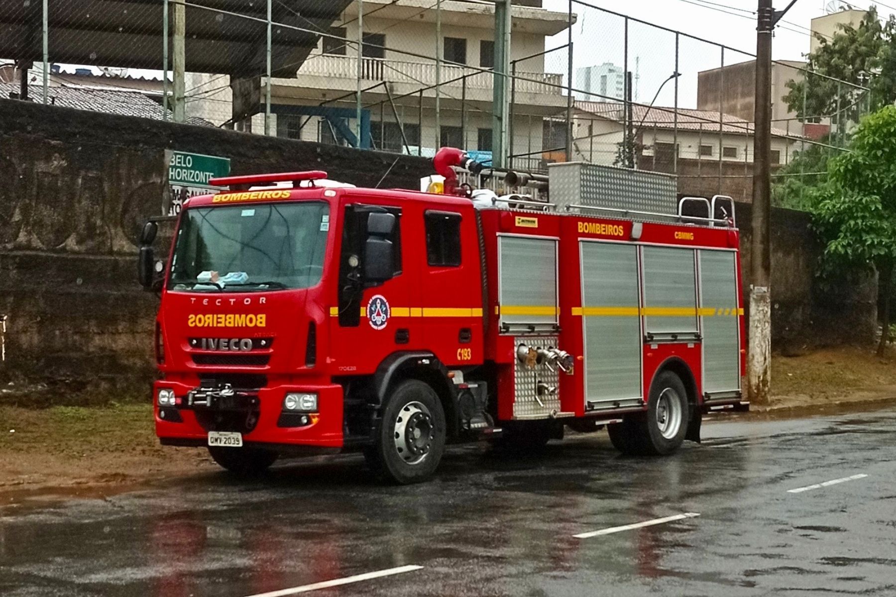 Funcionária sofre queimadura em incêndio em lanchonete em BH
