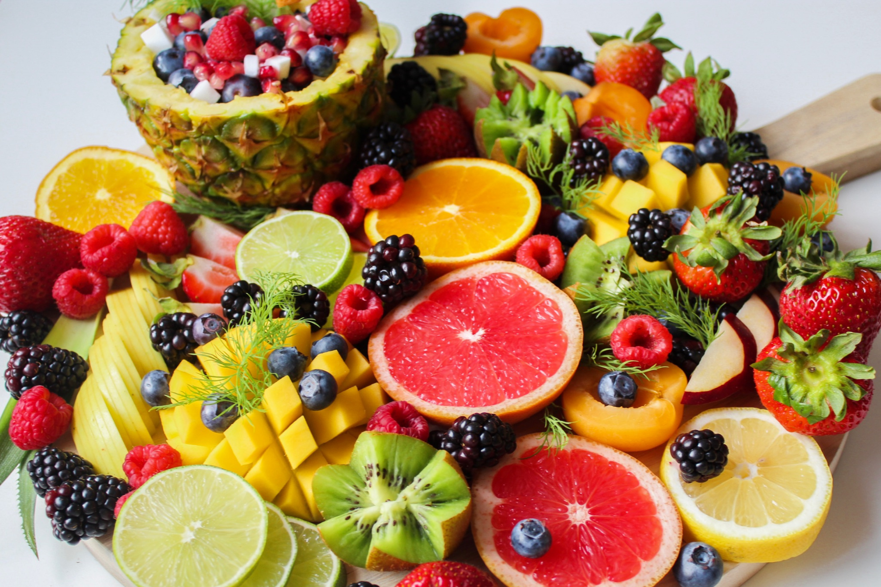 Conheça seis frutas para o jantar que aumentam a saciedade e melhoram a qualidade do sono