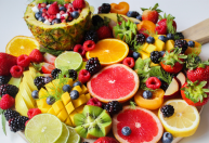 Conheça seis frutas para o jantar que aumentam a saciedade e melhoram a qualidade do sono