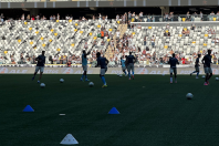 Titular do Grêmio sente dores durante aquecimento para enfrentar o Atlético