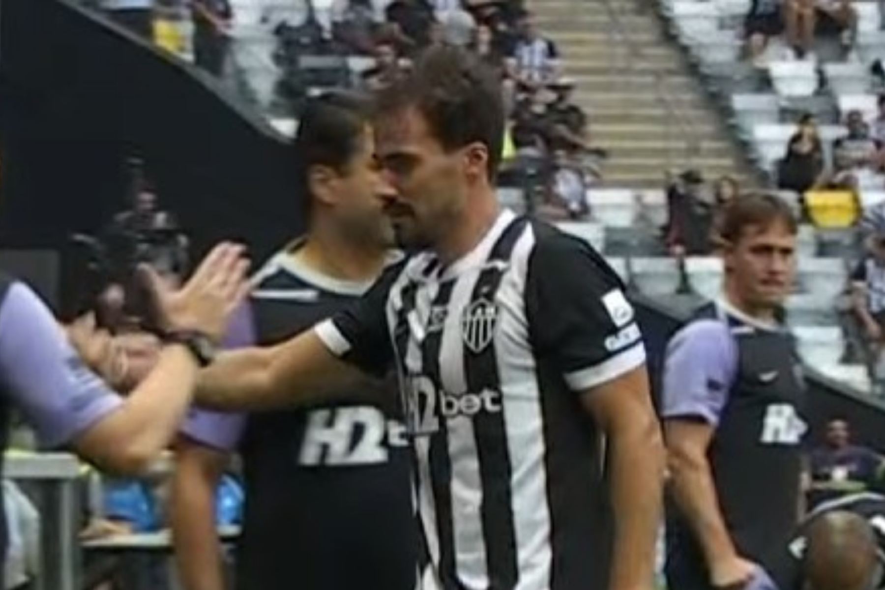 Igor Gomes sente dores e fica desolado ao sair do gramado em Atlético x Grêmio