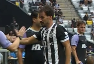 Igor Gomes sente dores e fica desolado ao sair do gramado em Atlético x Grêmio