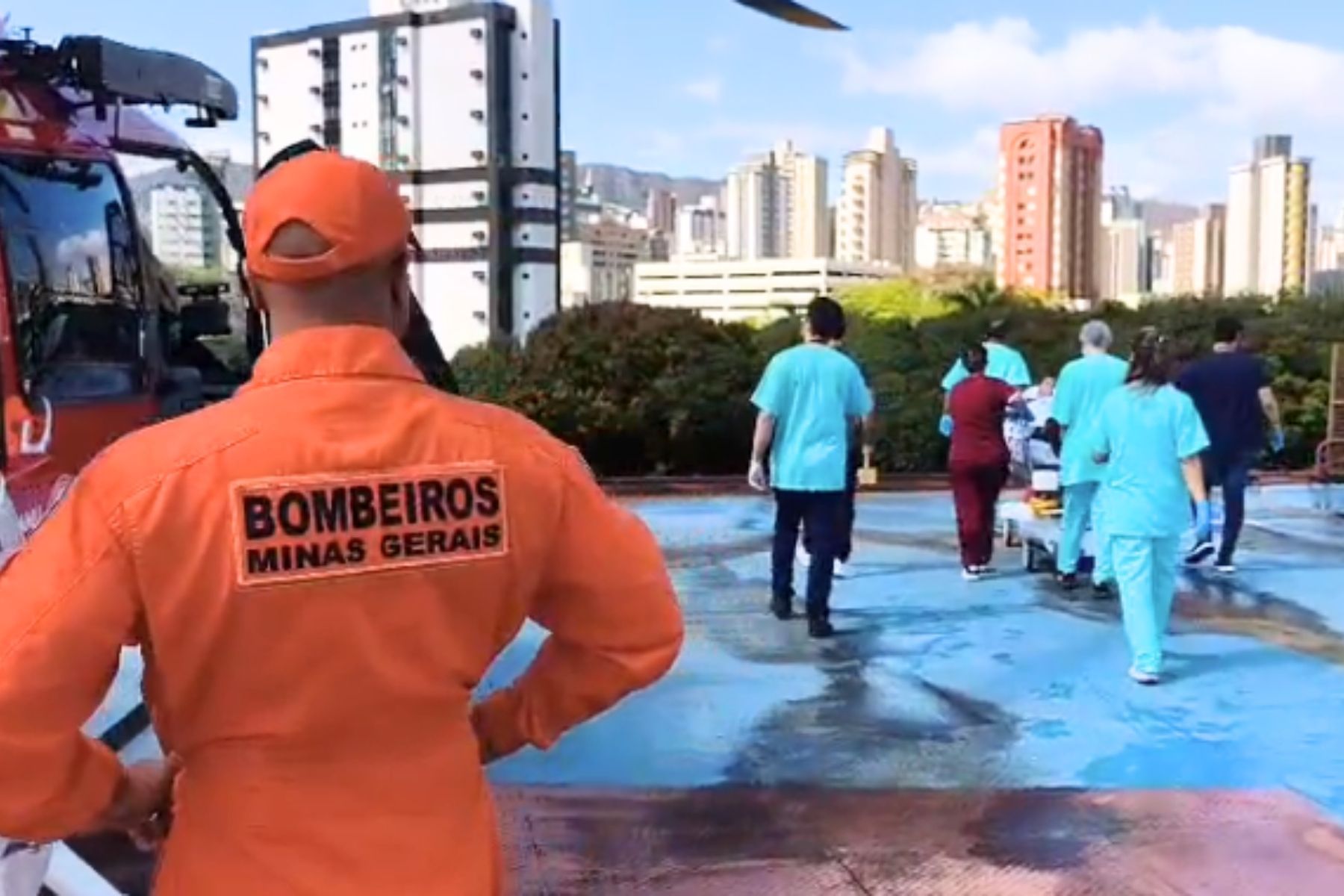 Vídeo mostra piloto de avião que caiu em Mateus Leme chegando no Hospital João XXIII