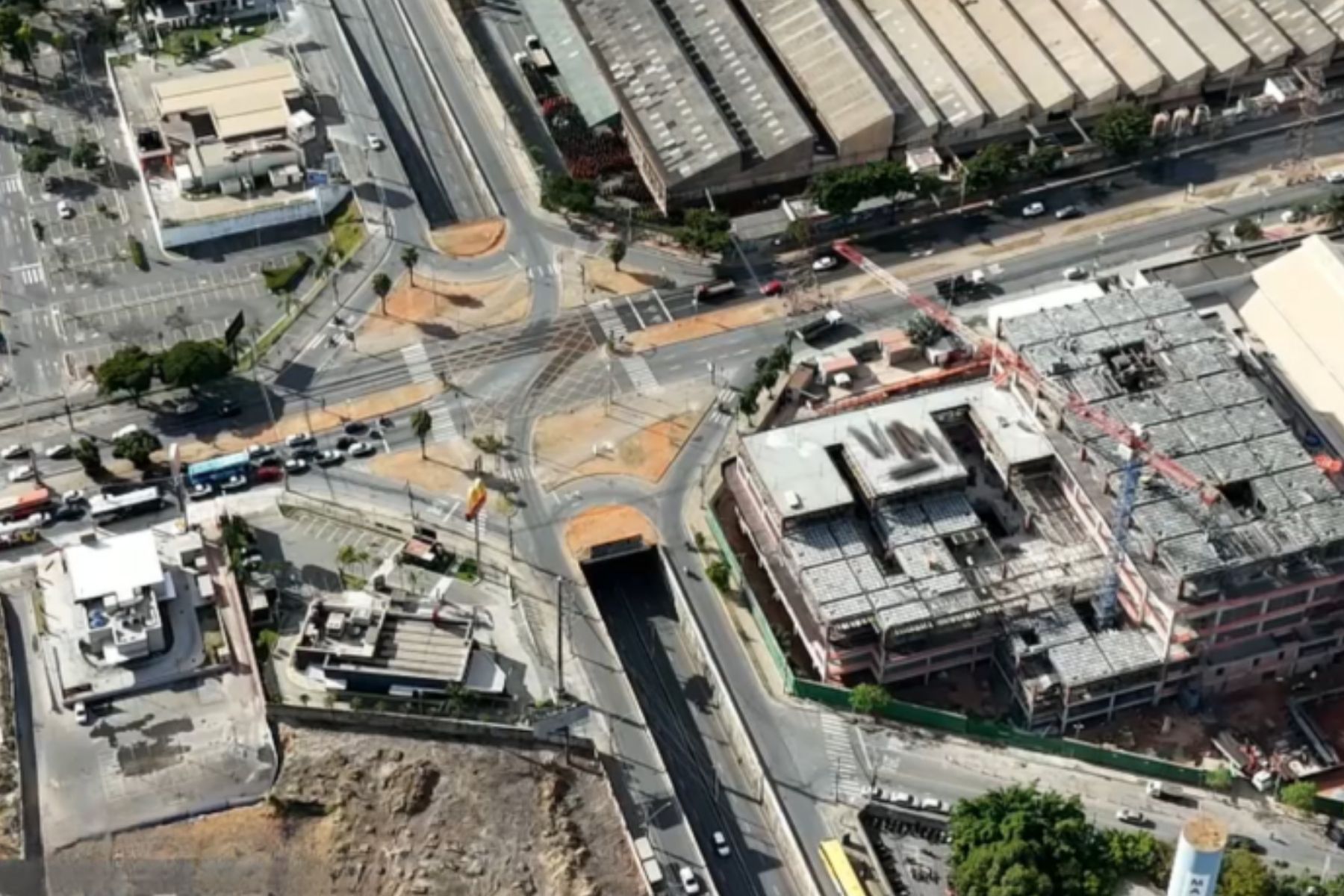 Obra interdita trecho da Av. General David Sarnoff e altera ônibus em Contagem, na Grande BH