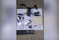 Policiais derrubam drone avaliado em R$ 25 mil que levava droga e celulares para Nelson Hungria