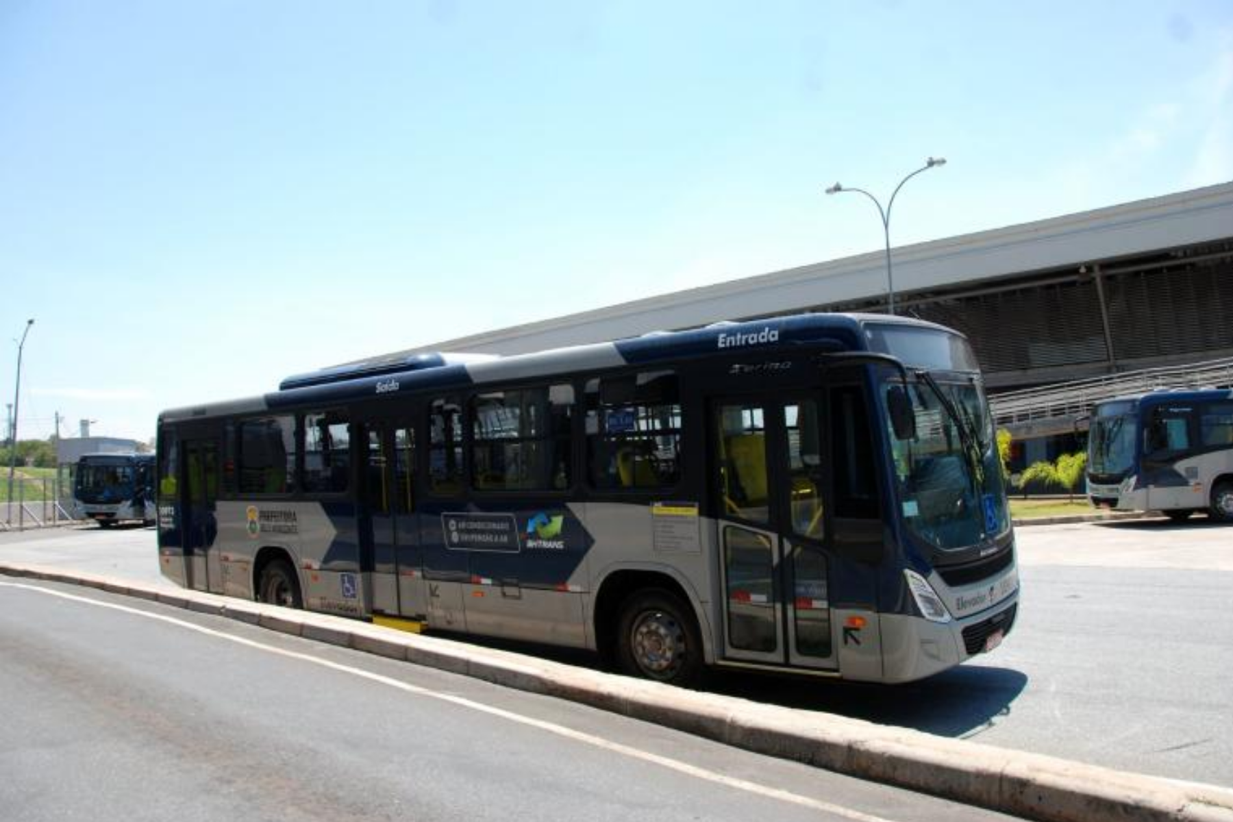 Jovem armado ameaça motorista e manda ele bater o ônibus em poste com câmera em BH