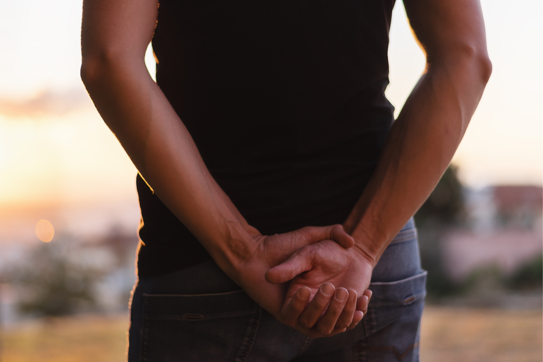 Psicologia revela que caminhar com as mãos nas costas pode ser um gesto poderoso; veja o motivo