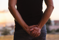 Psicologia revela que caminhar com as mãos nas costas pode ser um gesto poderoso; veja o motivo