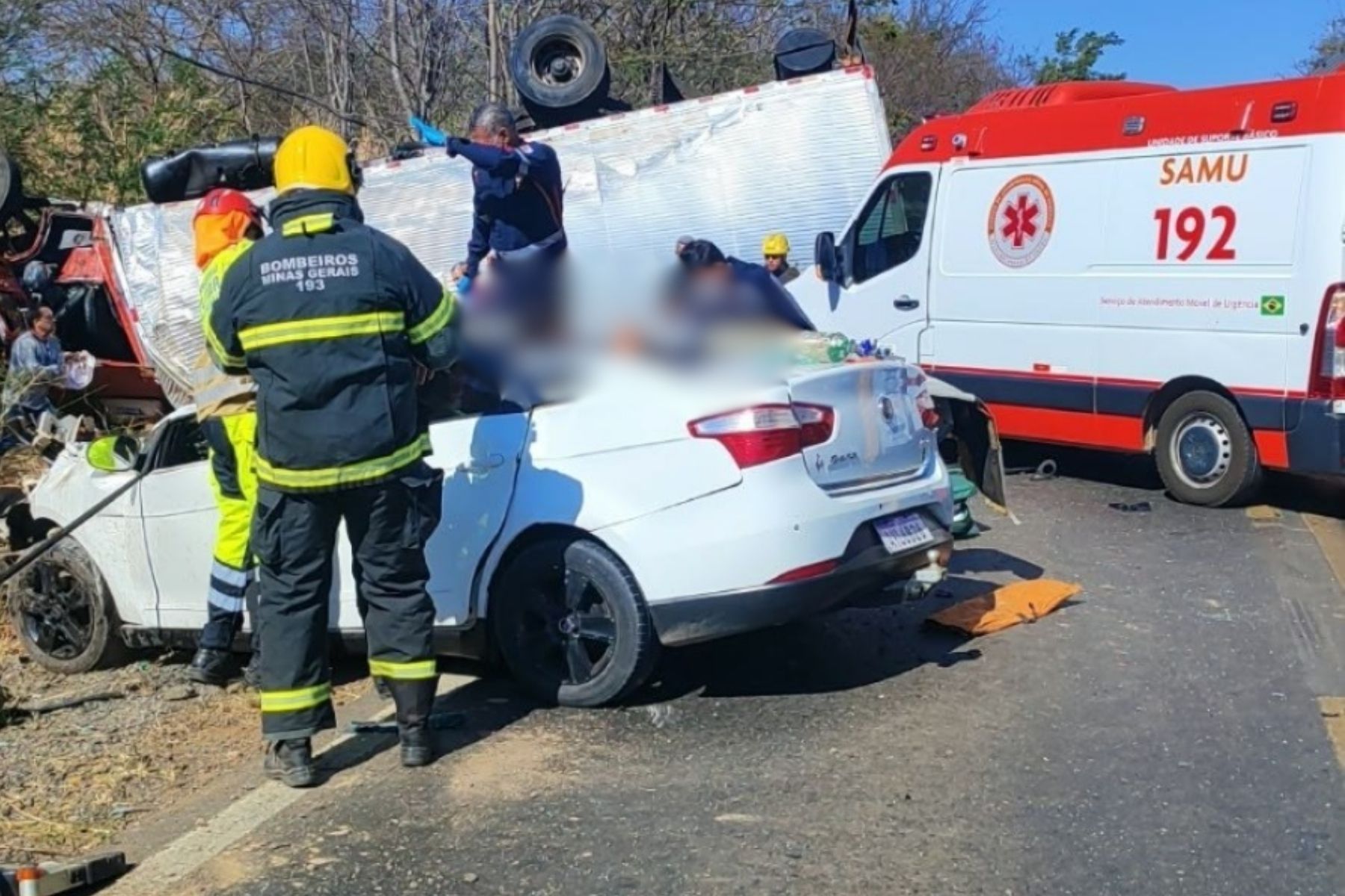 Acidente na MGC-122: carro é atingido por caminhão, criança morre e pais ficam feridos