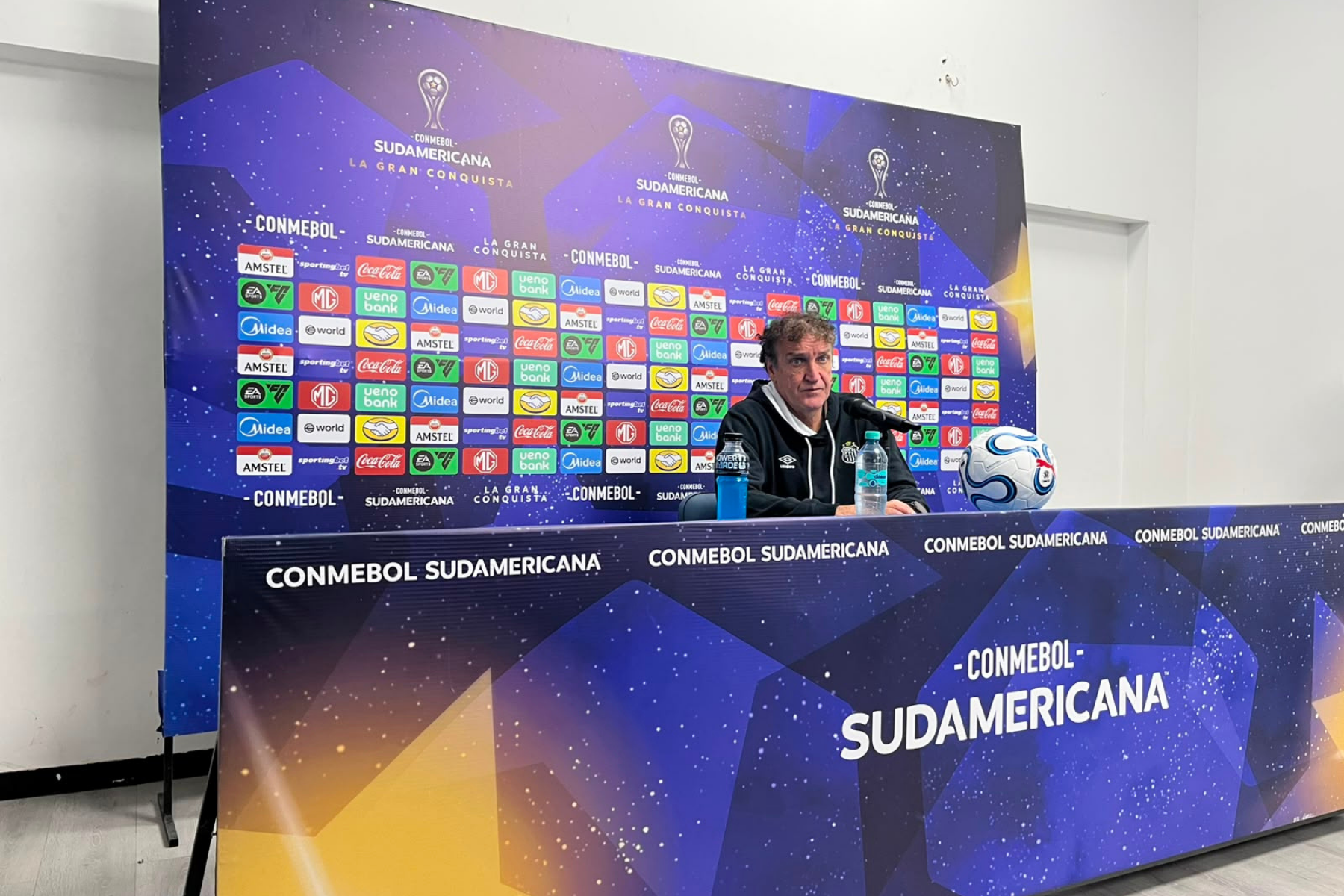 Vai poupar? Cuca diz qual time irá em campo nas Copas e exalta aproveitamento do Santos